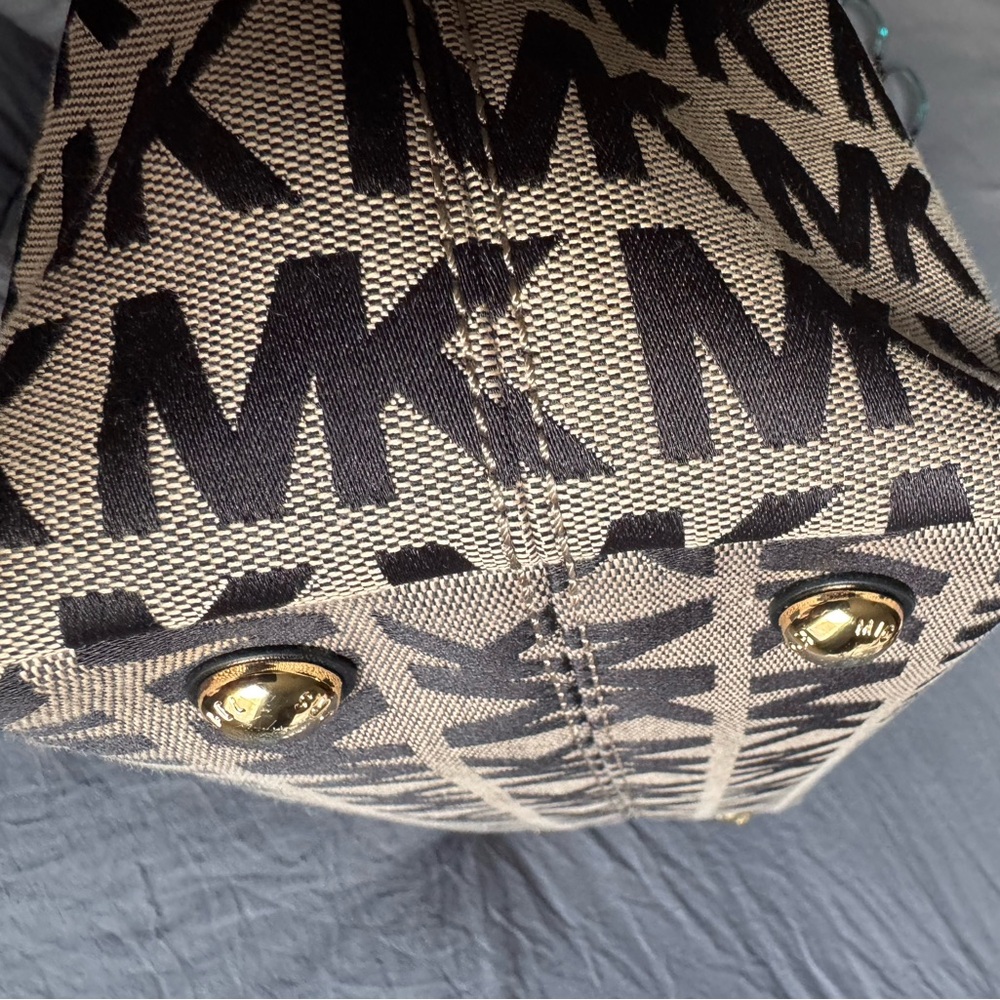 Michael Kors Signature Black and Tan Tote - Picture 8 of 16